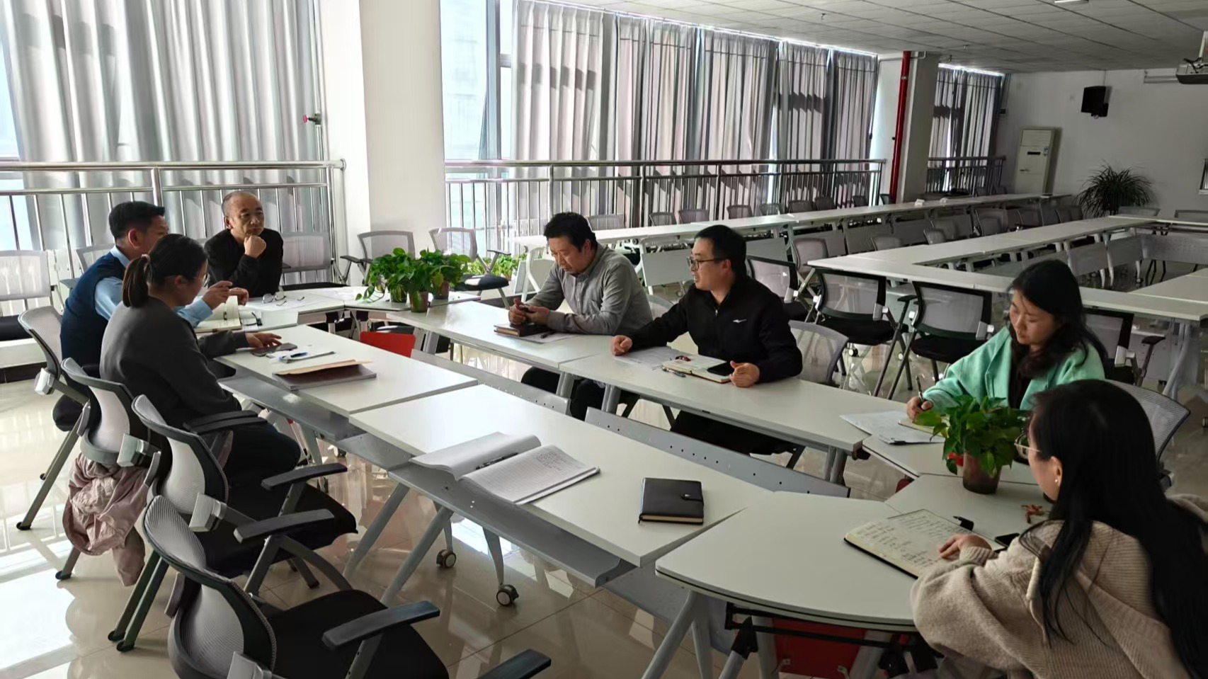 兰州工业学院创新创业学院党支部会议