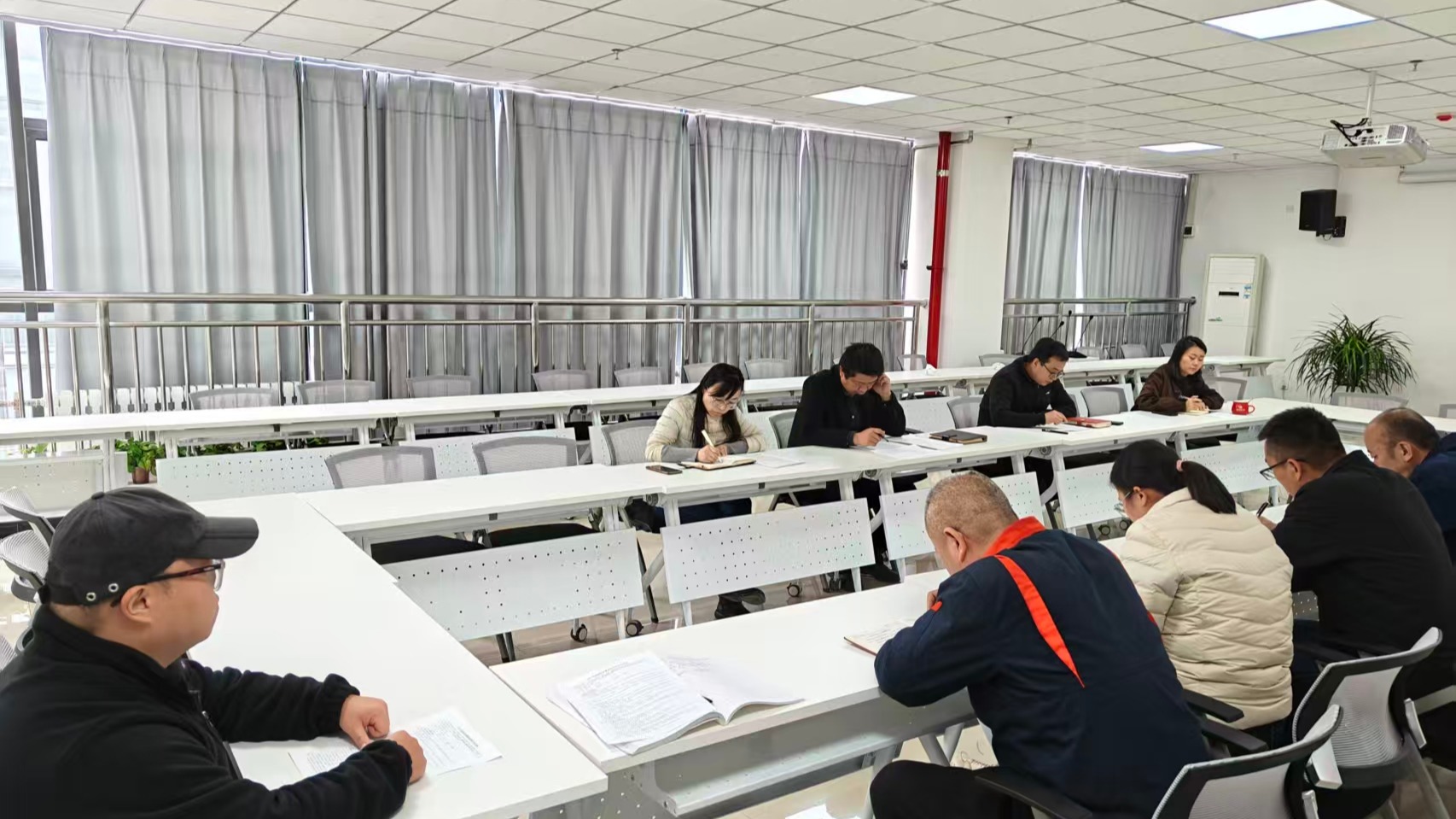 兰州工业学院创新创业学院召开2025年巡视迎检材料准备工作方案会议