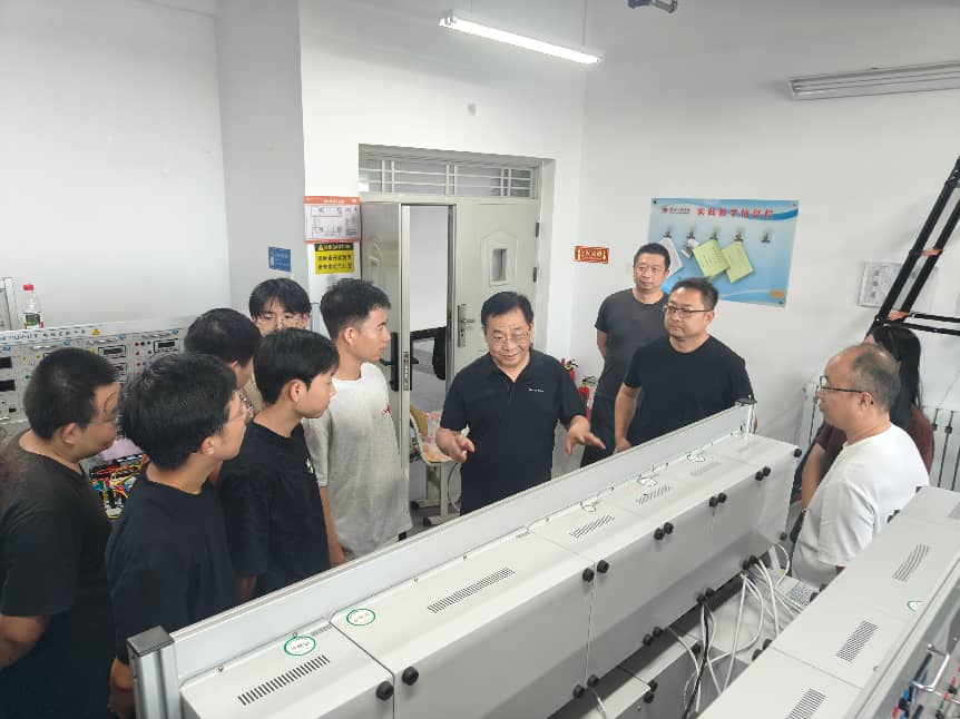 校长刘新辉调研“技能照亮前程”暑期技能提升培训班