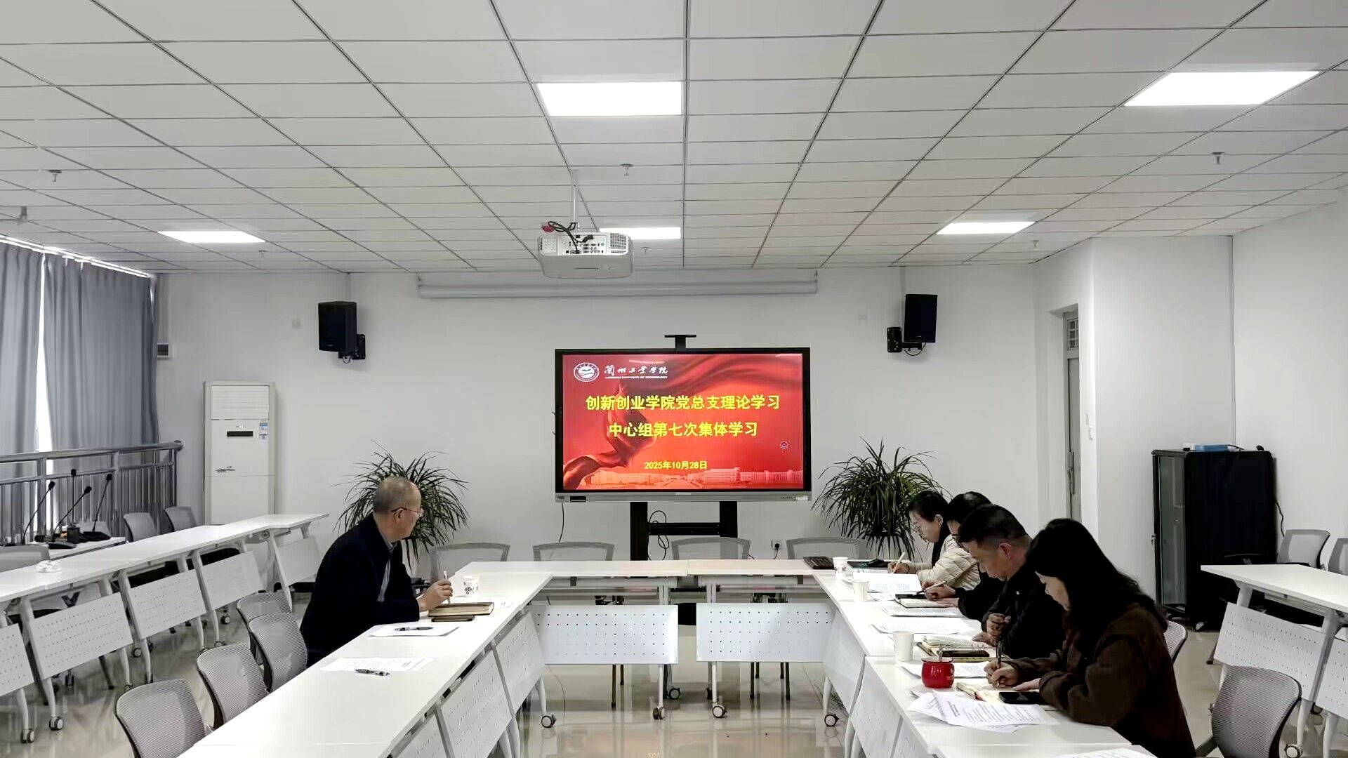 副校长罗均华讲授专题党课并开展巡学旁听