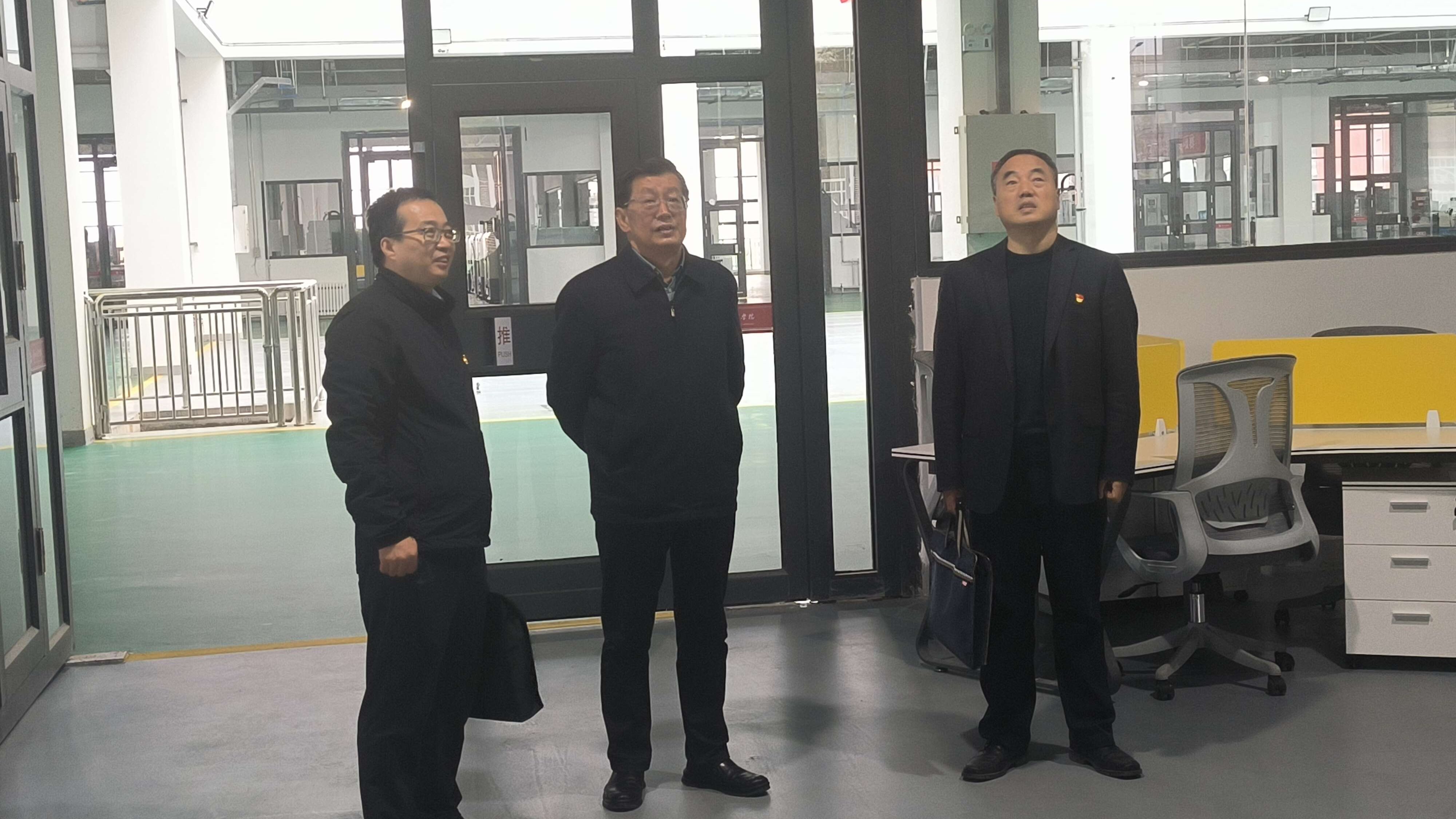 校党委书记韦尧兵、副校长马宏锋到创新创业学院检查指导工作